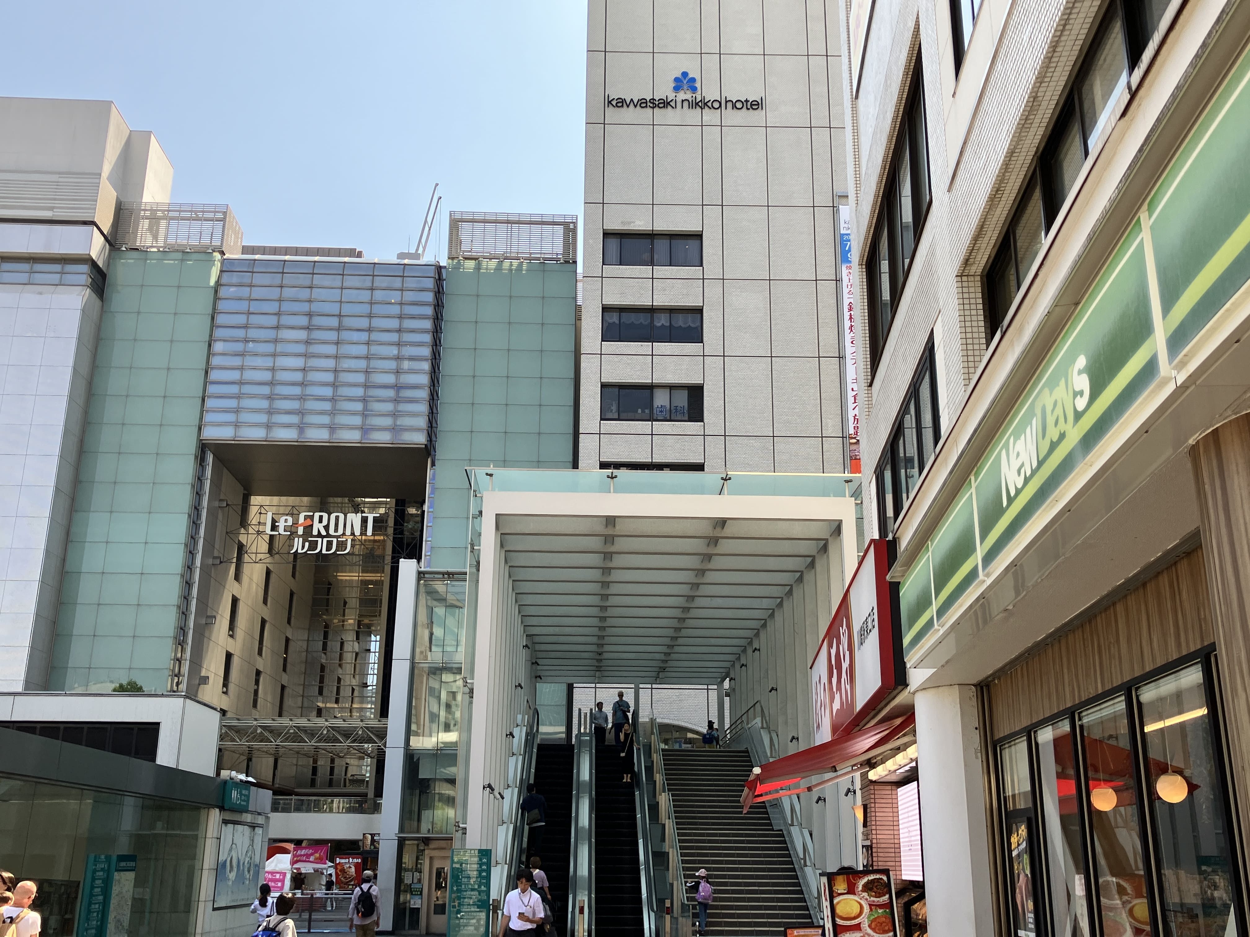 { 少し進むと川崎ルフロン行きのエスカレーターがあります。 }